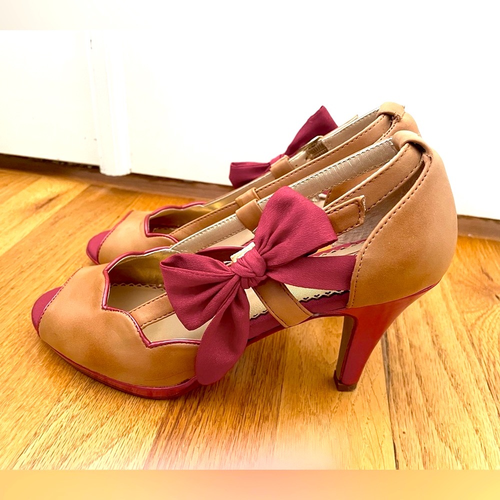 Poetic License “A Preppy Lady Honey Moon” Taupe Khaki and Red Heel Size 7 NEW!
